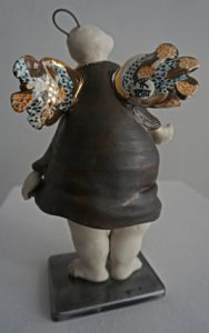 Sculpture céramique : Rigole sur tout (vue de dos)
