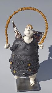 Sculpture céramique : Sur un pied